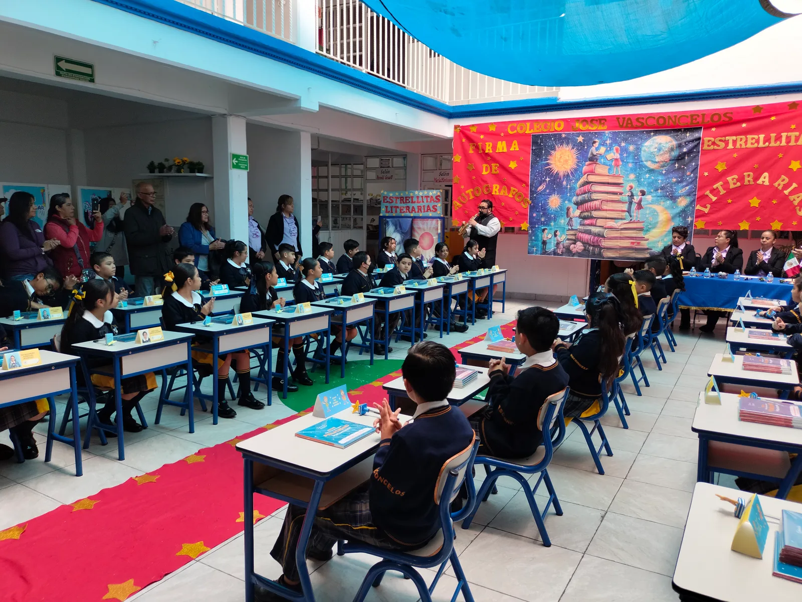 Actividades recreativas y deportivas en el patio escolar