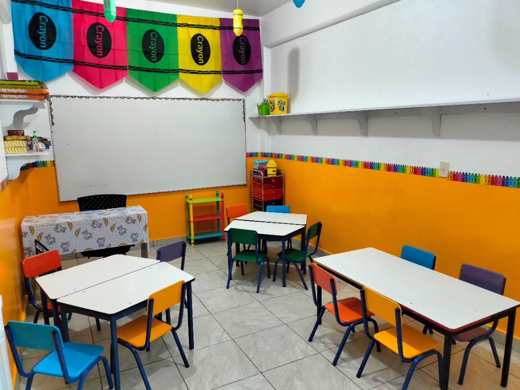 Aula de preescolar con áreas de trabajo lúdico y ambientación del Jardín de Niños Juan Jacobo Rousseau